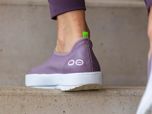 OOFOS Women s OOMG EEZEE Low Shoe Mauve